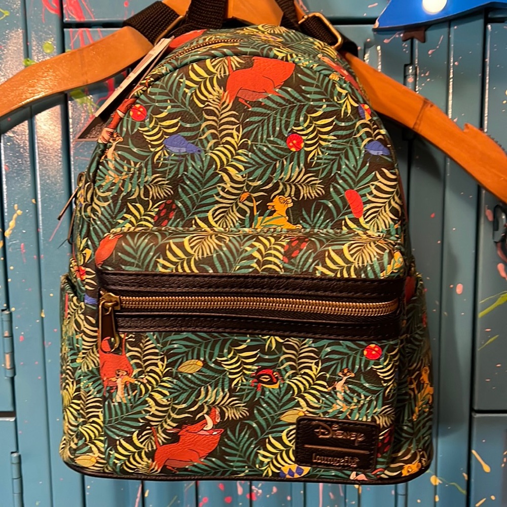 PERFECT MOTHERS DAY GIFT! Buy it for yourself!
Disney. Loungefly. Lion king.